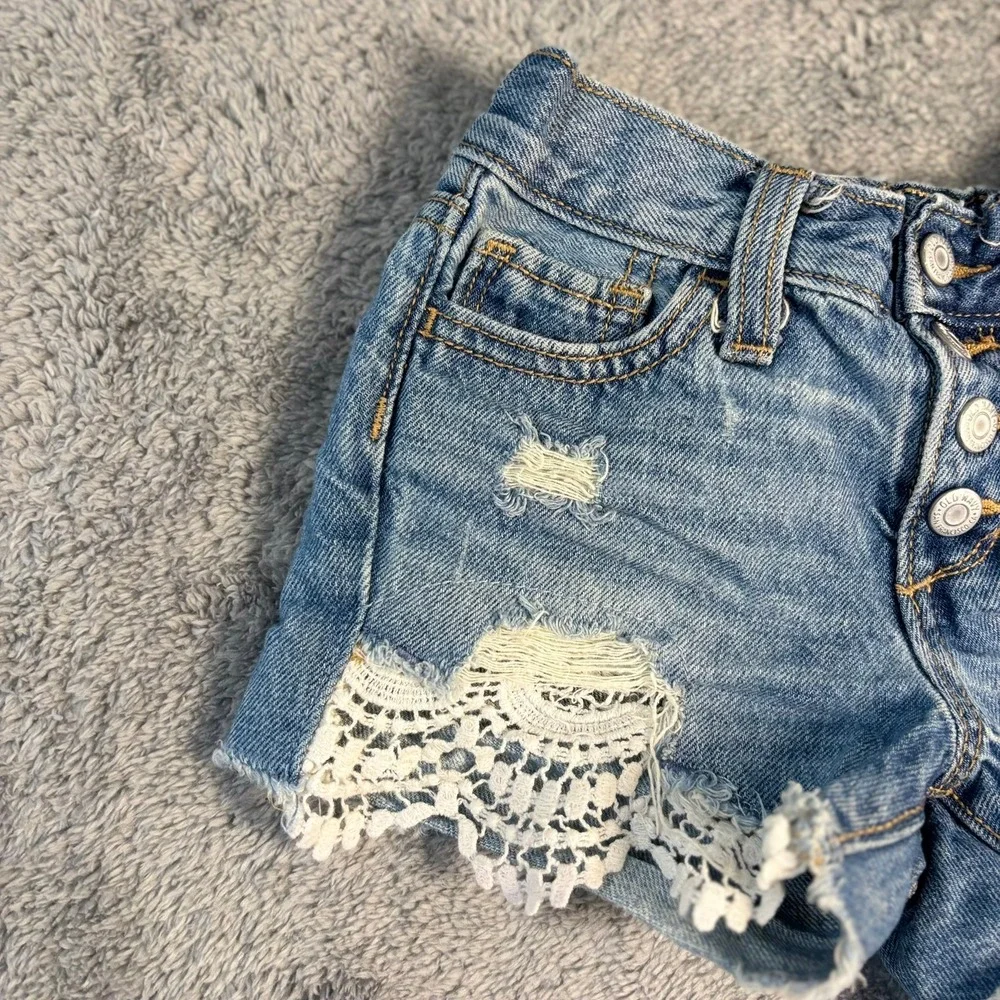 Old Navy Girls Blue Distressed Denim Shorts Crochet Lace Trim Button Fly Size 5